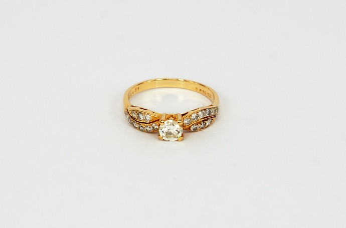 18K YG Diamond Ring