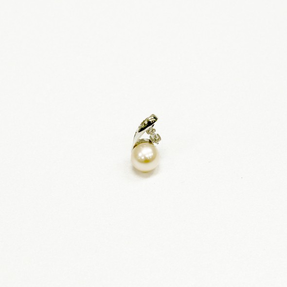 18K WG PEARL AND DIAMOND PENDANT